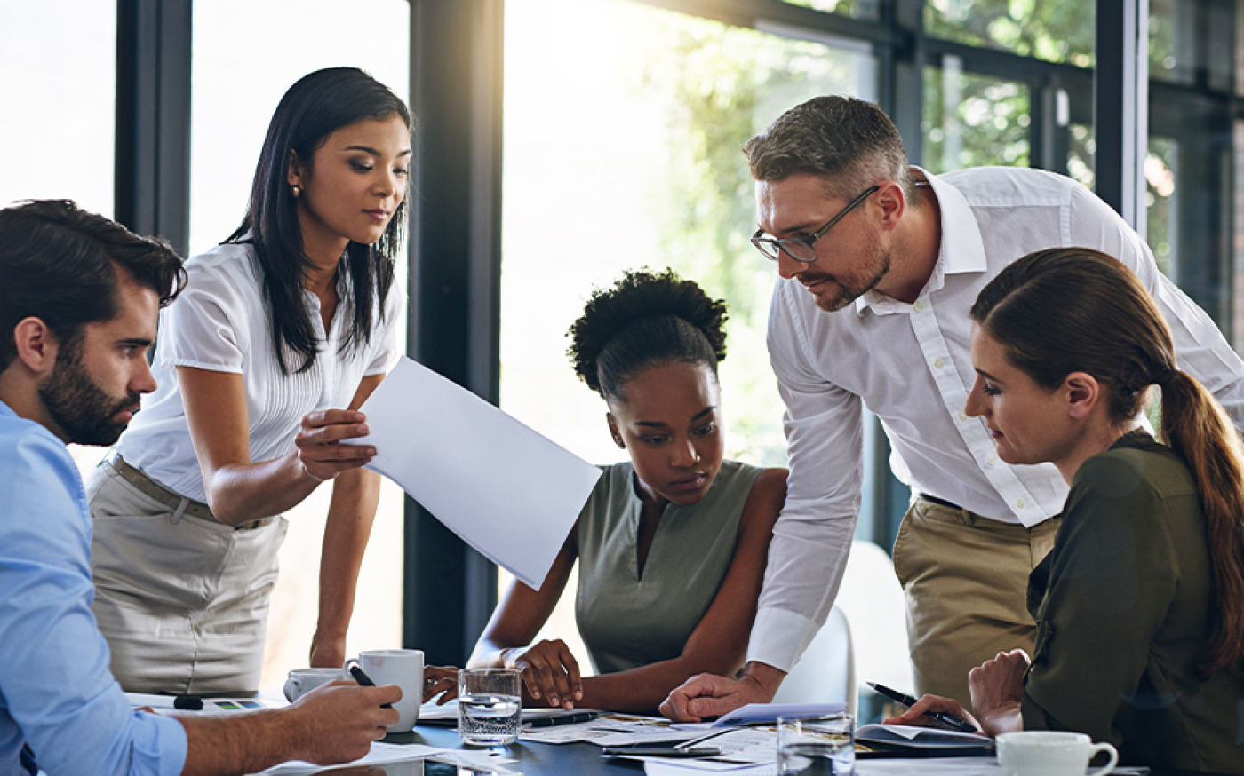 Des gens discutent assis à une table