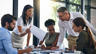 Des gens discutent assis à une table